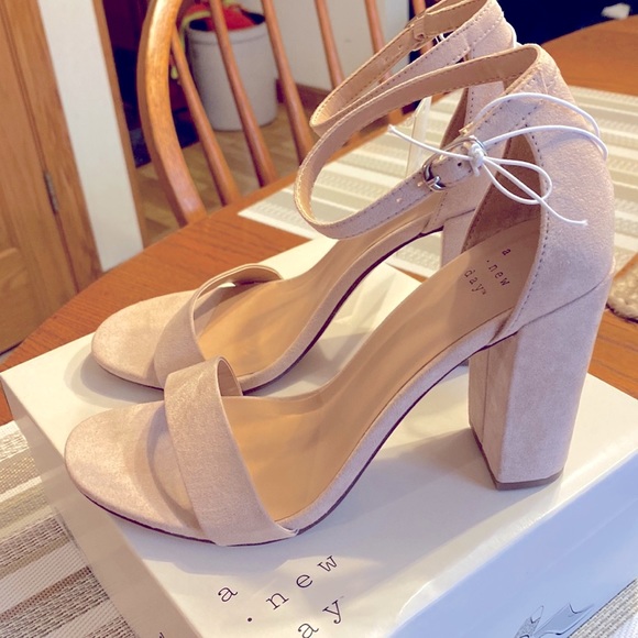 A new day - blush, block 3 3/4” heel sandal with single strap over toes - Picture 2 of 9